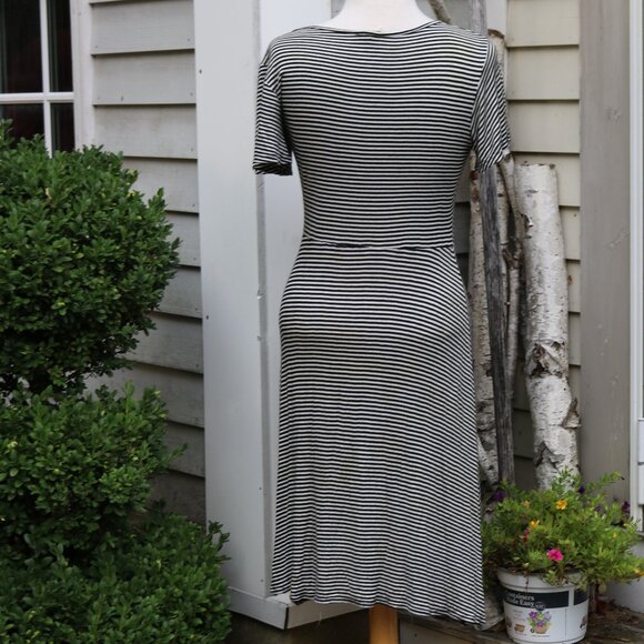 Caution to the Wind Black & White Knit Rayon Blend Faux Wrap Dress Sz MEDIUM - Picture 6 of 7